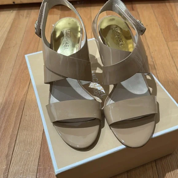 Michael Kors Joselle Open Toe Womens Patent Leather Strappy
sandal
Size 9M - Picture 3 of 8